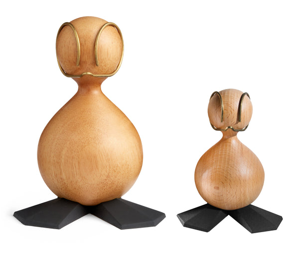 Sæt med to bæredygtige træfigurer i interiørdesignet Ugly Duckling